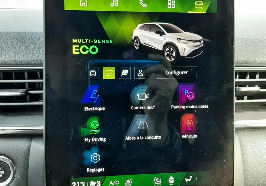 Écran tactile central du Renault Symbioz blanc nacré, affichant le mode de conduite ECO et les options d’aide à la conduite.