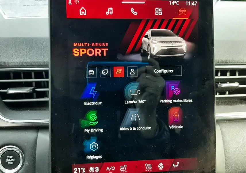 Vue intérieure centrée sur l'écran tactile du tableau de bord du Renault Symbioz blanc nacré, affichant le mode Multi-Sense Sport.