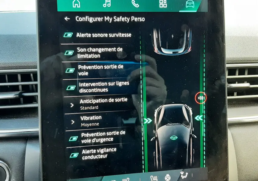 Écran tactile central du Renault Symbioz blanc nacré, affichant les réglages d’aide à la conduite et sécurité.