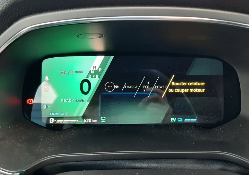 Affichage numérique du tableau de bord du Renault Symbioz E-Tech blanc nacré, avec indicateur vitesse et message de sécurité ceinture.