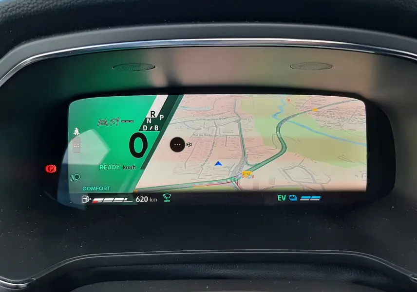 Vue rapprochée du tableau de bord numérique du Renault Symbioz 2025, affichant la navigation et l'état hybride.