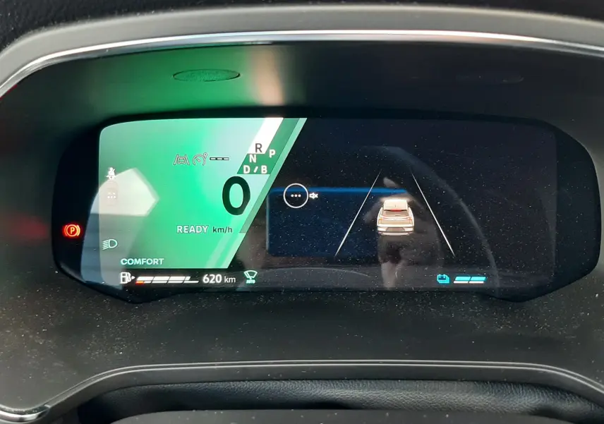 Vue rapprochée du tableau de bord numérique de la Renault Symbioz blanc nacré, affichant la vitesse à zéro et les aides à la conduite.