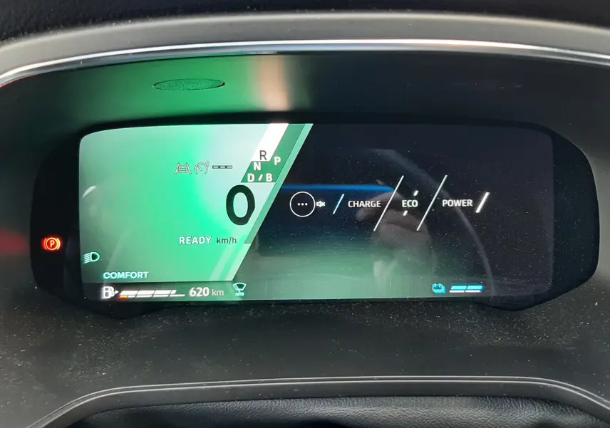 Vue rapprochée du tableau de bord numérique du Renault Symbioz blanc nacré, affichant la vitesse à zéro et le mode confort activé.