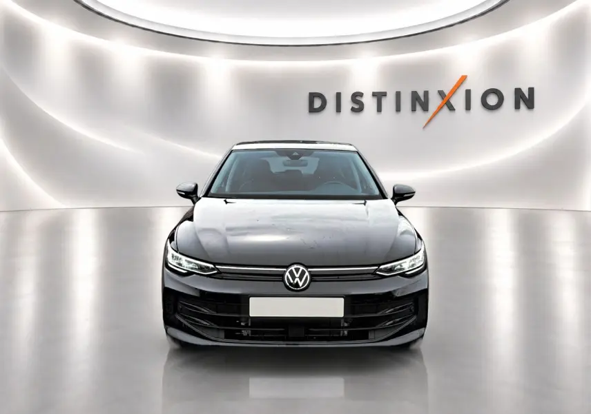 Vue frontale d'une Volkswagen Golf noire 2026 dans un showroom lumineux avec logo Distinxion en arrière-plan.