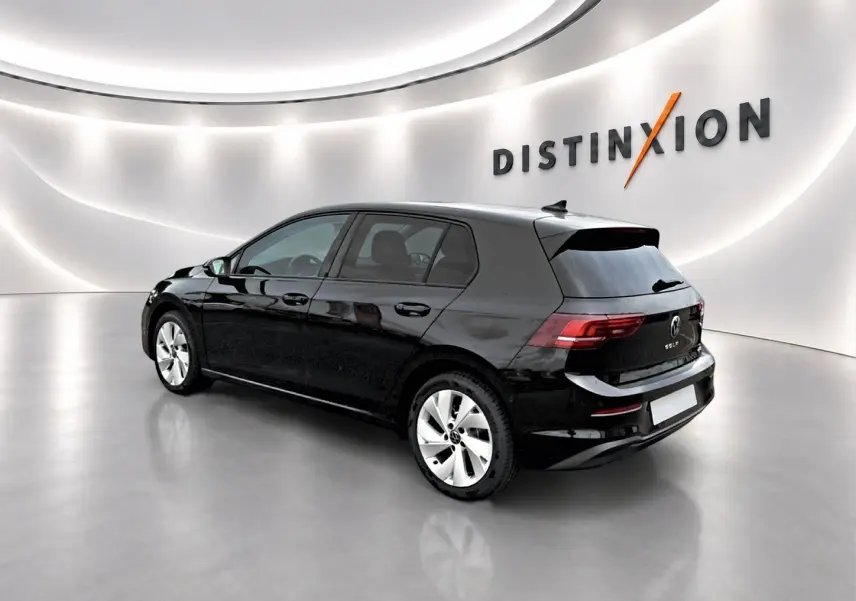Volkswagen Golf noir vue 3/4 arrière droit dans un showroom lumineux avec jantes alu 17 pouces.