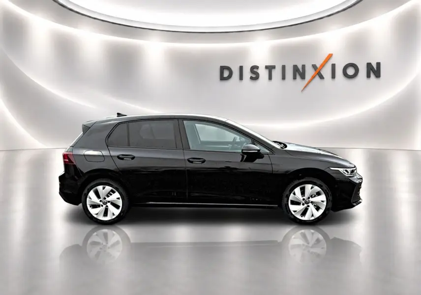 Profil droit d'une Volkswagen Golf noire 2026 avec jantes alliage 17 pouces dans un studio lumineux.