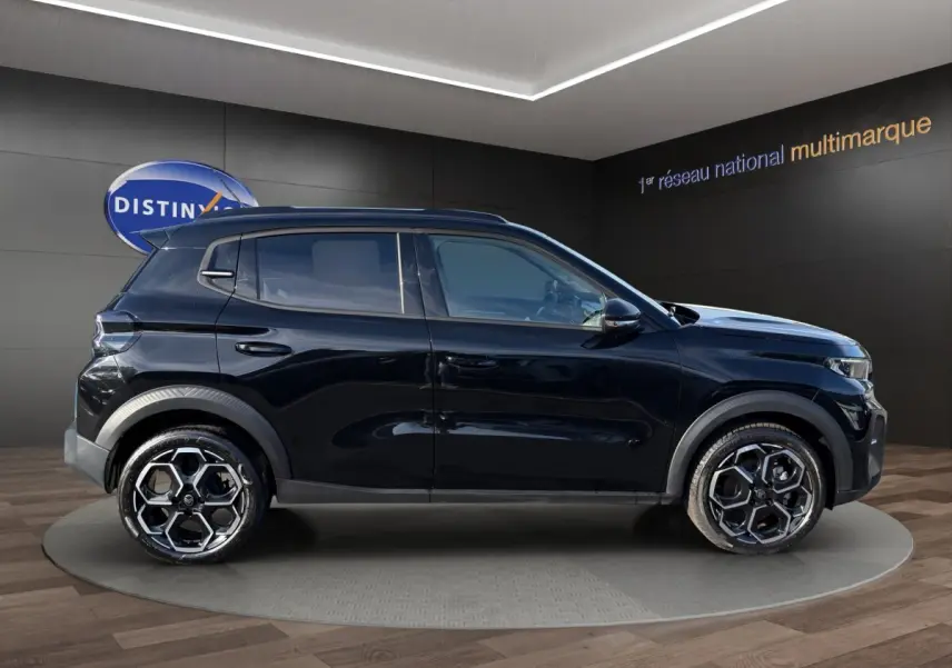 Vue de profil côté gauche d'une Citroën C3 noire 2025 avec jantes au design hexagonal et rétroviseurs ton caisse.