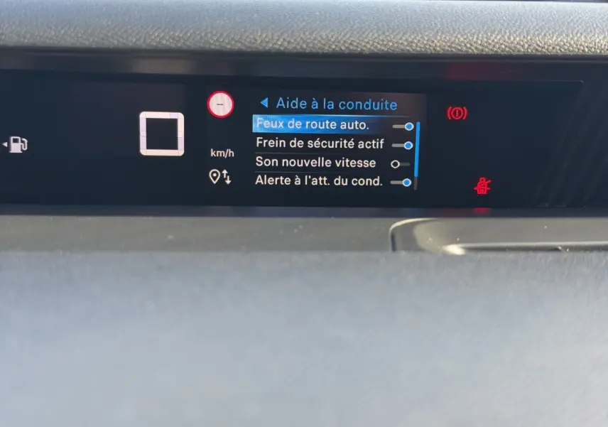 Écran multifonctions central de la Citroën C3 Turbo 100 BVM6 MAX affichant les aides à la conduite.