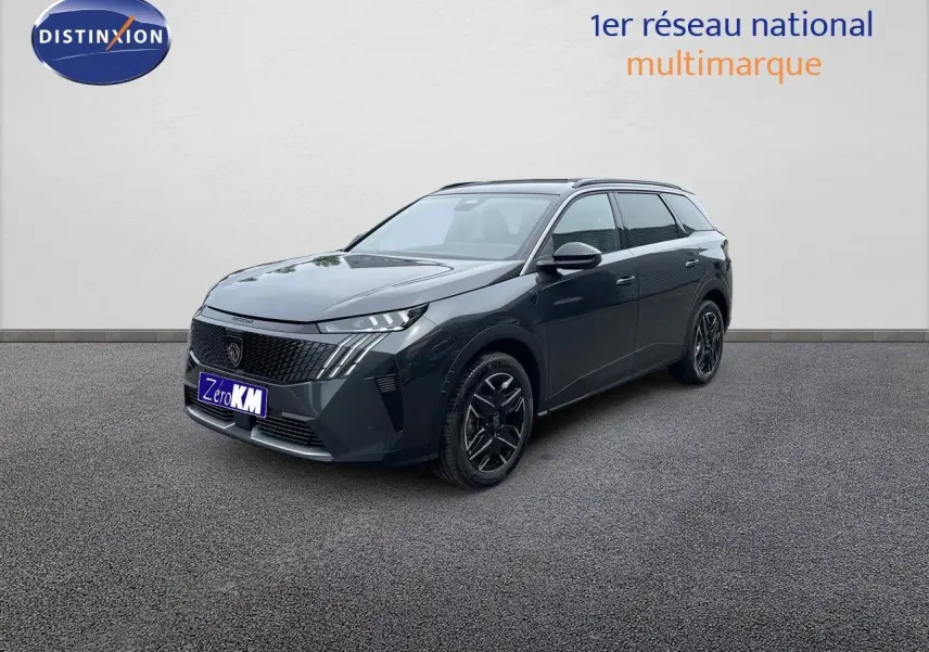 Peugeot 5008 Hybrid 136ch GT gris titane avec toit noir, vue 3/4 avant droit sur fond neutre.