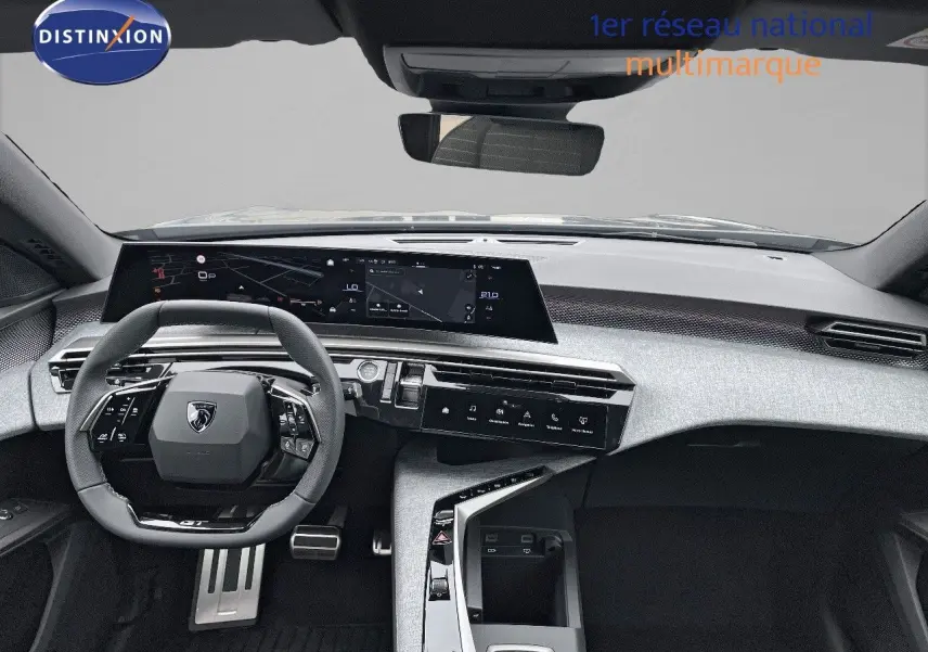 Vue intérieure du tableau de bord du Peugeot 5008 Hybrid gris titane, avec volant compact et écran tactile panoramique.
