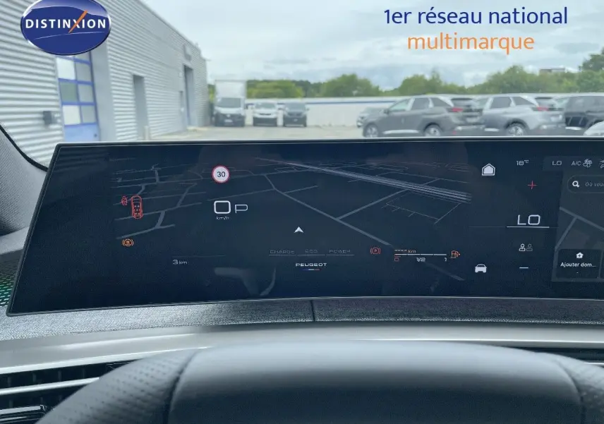 Tableau de bord numérique du Peugeot 5008 Hybrid 2025, affichage de navigation et informations de conduite.