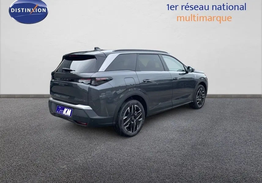 Peugeot 5008 Hybrid gris titane avec toit noir, vue 3/4 arrière droit mettant en valeur ses jantes noires biton.