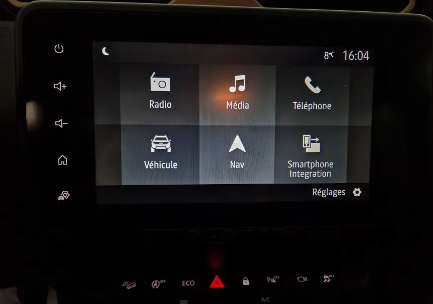 Écran tactile central du tableau de bord du Dacia Duster 2024 affichant les menus Radio, Média, Téléphone, Véhicule, Navigation et Smartphone Integration.