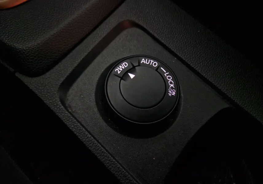 Sélecteur de mode de traction 2WD, Auto et Lock dans l'habitacle du Dacia Duster 4x4 blanc 2024.