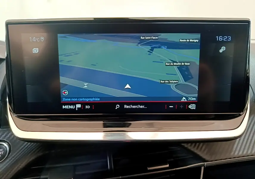 Écran tactile central du tableau de bord du Peugeot 2008 gris clair, affichant la navigation GPS en 3D.