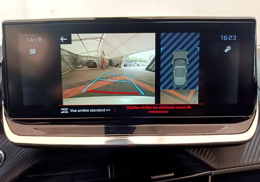 Écran tactile de la Peugeot 2008 gris clair affichant la caméra de recul et l'aide au stationnement arrière.