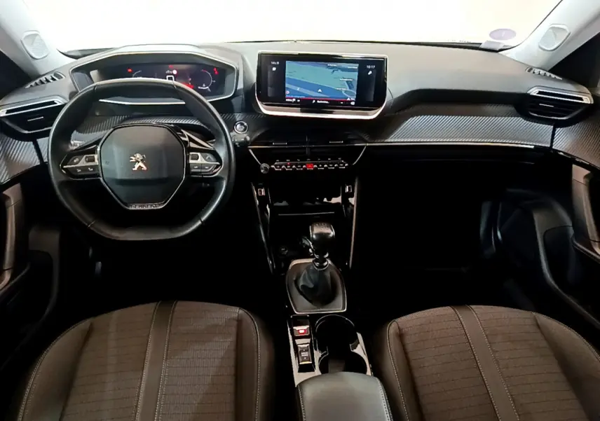 Vue intérieure avant du Peugeot 2008 PureTech 130 avec tableau de bord noir et écran tactile central 10 pouces.