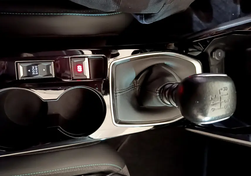 Gros plan sur la console centrale noire du Peugeot 2008 2021 avec levier de vitesse manuel et bouton Drive Mode.