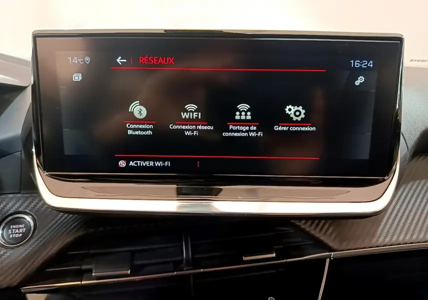 Écran tactile central de la Peugeot 2008 gris clair affichant les options de connexion réseau dans l'habitacle.
