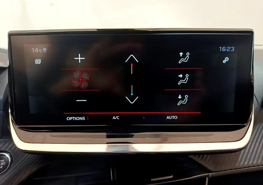 Écran tactile 10 pouces du tableau de bord du Peugeot 2008 gris clair, affichant les commandes de climatisation automatique.
