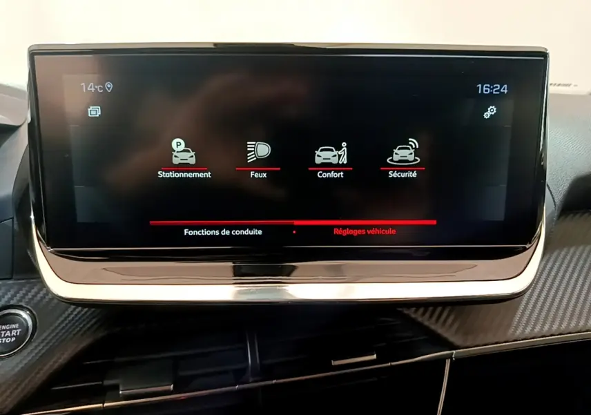 Écran tactile central du tableau de bord du Peugeot 2008 gris clair, affichant les réglages véhicule en mode stationnement, feux, confort et sécurité.