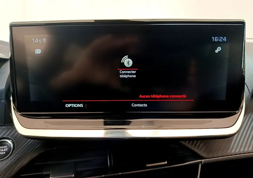 Écran tactile central de 10 pouces affichant la connexion Bluetooth dans un Peugeot 2008 gris clair, vue intérieure frontale.