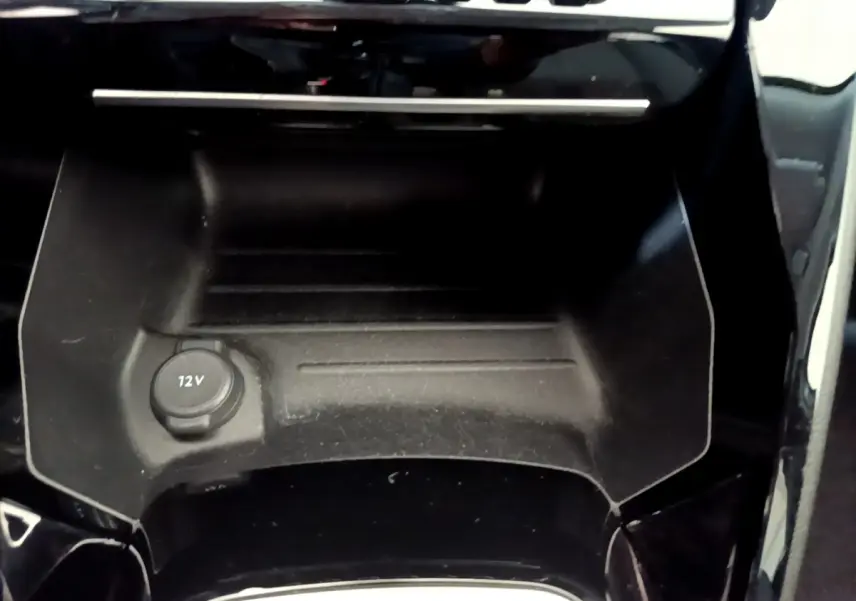 Prise 12V intégrée dans le rangement central noir du Peugeot 2008 PureTech 130 S&S Allure Business 2021.