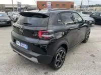 Vue 3/4 arrière droite d'une Citroën C3 1.2 turbo noire 2025, avec feux arrière distinctifs et jantes noires stylées.