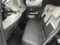 Vue intérieure arrière de la Citroën C3 1.2 turbo 2025, sièges arrière gris clair avec surpiqûres et détails noirs.