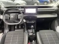 Intérieur de la Citroën C3 1.2 turbo 100 cv 2025, vue frontale du tableau de bord avec écran tactile et boîte manuelle.
