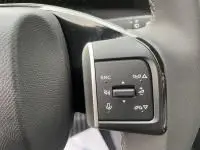 Gros plan sur les commandes au volant d'une Citroën C3 noire 2025, version 1.2 turbo essence, boîte manuelle.