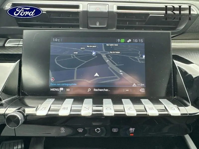 Gros plan sur l'écran tactile central et la console noire brillante de la Peugeot 508 SW gris Platinium, affichant la navigation.