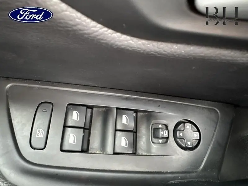 Panneau de commandes des vitres et rétroviseurs côté conducteur d'une Peugeot 508 SW gris Platinium, vue rapprochée intérieure.