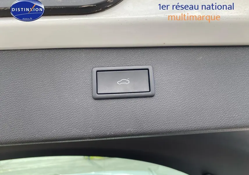 Bouton d'ouverture électrique du hayon sur la partie intérieure du coffre d'un CUPRA Formentor blanc 2023.