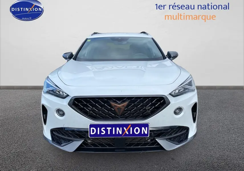 Vue avant d'un CUPRA Formentor blanc 2023 avec calandre noire et logo cuivre distinctif.