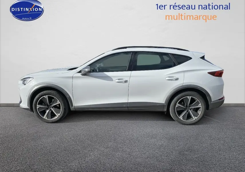Vue de profil côté gauche d'un SUV CUPRA Formentor blanc avec jantes alliage et vitres teintées.