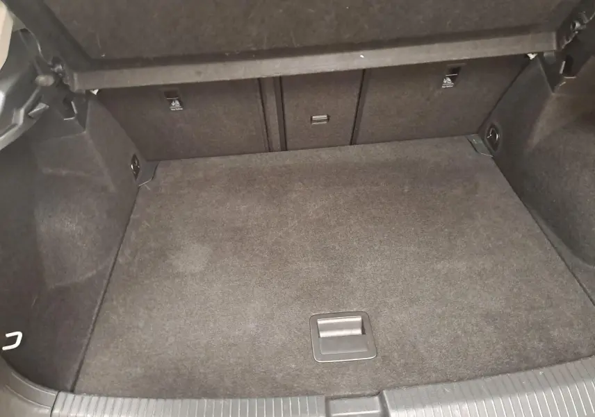 Coffre ouvert vu de face du Volkswagen T-Roc 2022 blanc pur toit noir, montrant un espace de chargement vide et propre.