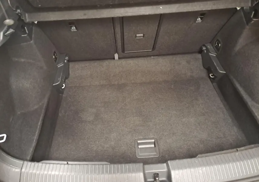 Coffre vide vu de face du Volkswagen T-Roc 2022, finition Life Business, avec intérieur noir et tapis de sol en tissu.