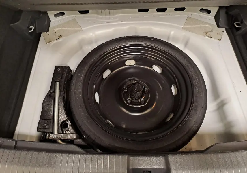 Vue en plongée sur la roue de secours noire et le coffre blanc du Volkswagen T-Roc 2022, version Life Business.