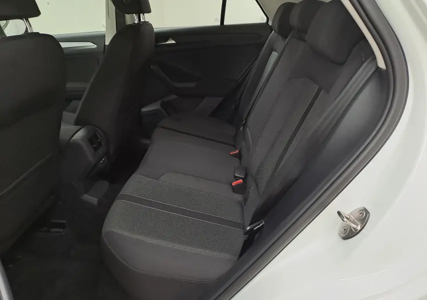 Vue intérieure côté droit sur les sièges arrière noirs du Volkswagen T-Roc blanc pur toit noir, version 2022 essence.