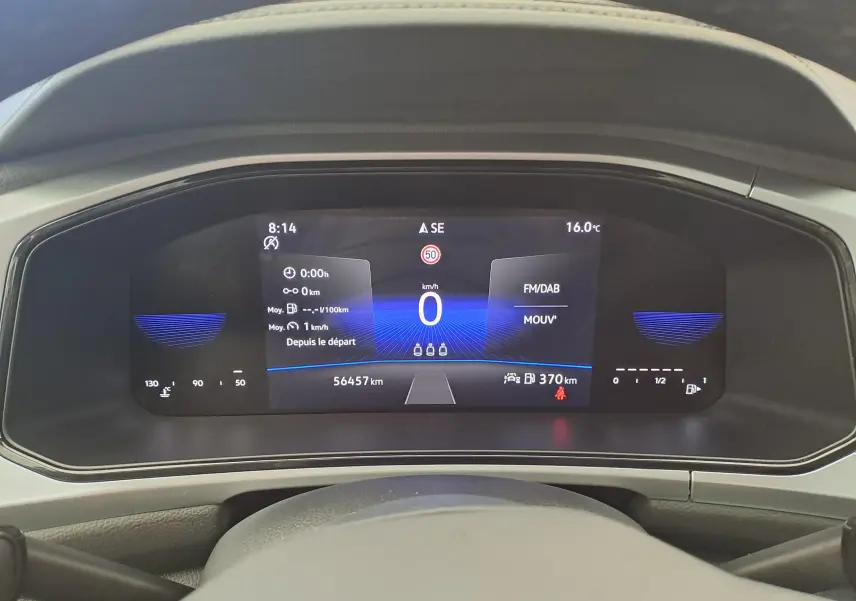 Vue rapprochée du tableau de bord numérique du Volkswagen T-Roc 2022, affichage digital clair et moderne.
