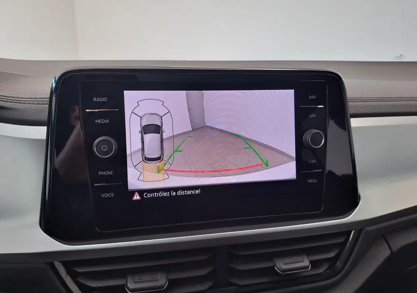 Écran central du Volkswagen T-Roc 2022 montrant l'aide au stationnement avec vue 3D et alertes de distance.