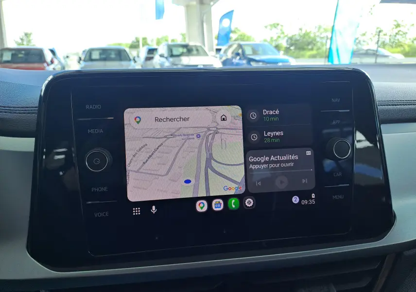 Vue rapprochée de l'écran tactile central du Volkswagen T-Roc 2022 affichant la navigation et les notifications.