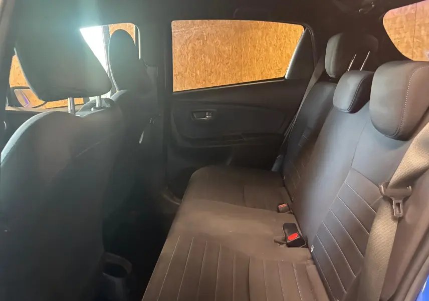 Vue intérieure côté droit des sièges arrière en tissu noir de la Toyota Yaris 1.5 Hybrid Collection bleu 2020.