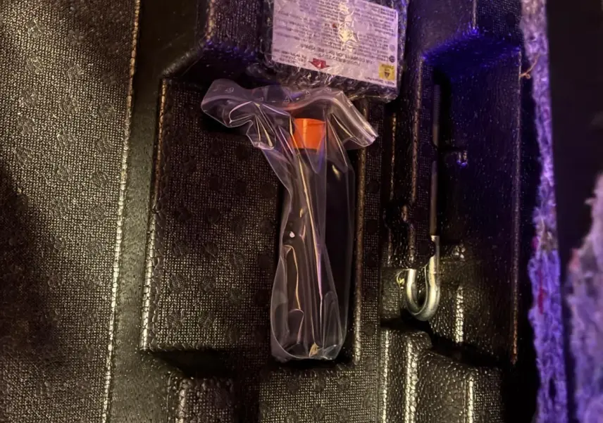 Gros plan sur le coffre d’une Toyota Yaris bleu 2020, montrant le rangement en mousse avec un outil emballé et un compresseur.