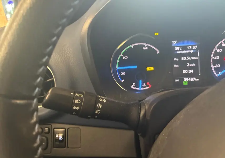 Vue rapprochée du tableau de bord de la Toyota Yaris hybride 2020, avec affichage numérique et commandes au volant visibles.