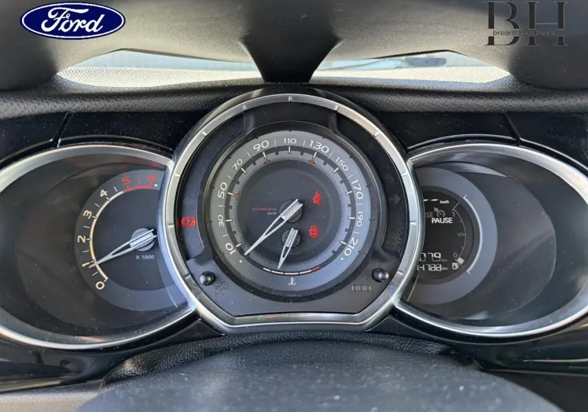 Vue rapprochée du tableau de bord du Citroën DS3 1.4 HDi70 Chic, avec compte-tours et compteur central.