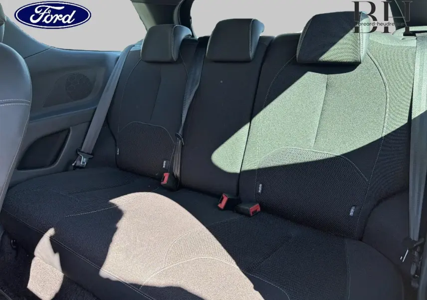 Vue intérieure de la banquette arrière noire d'une Citroën DS3 1.4 HDi70 Chic, avec ceintures de sécurité visibles.