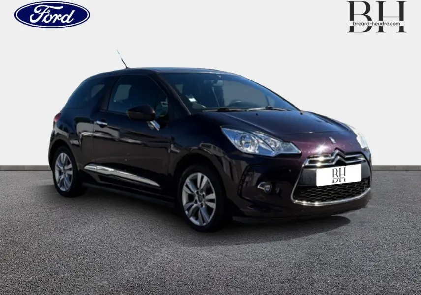 Citroën DS3 1.4 HDi70 Chic rouge Rubi vu en 3/4 avant droit avec calandre chromée et phares halogènes.