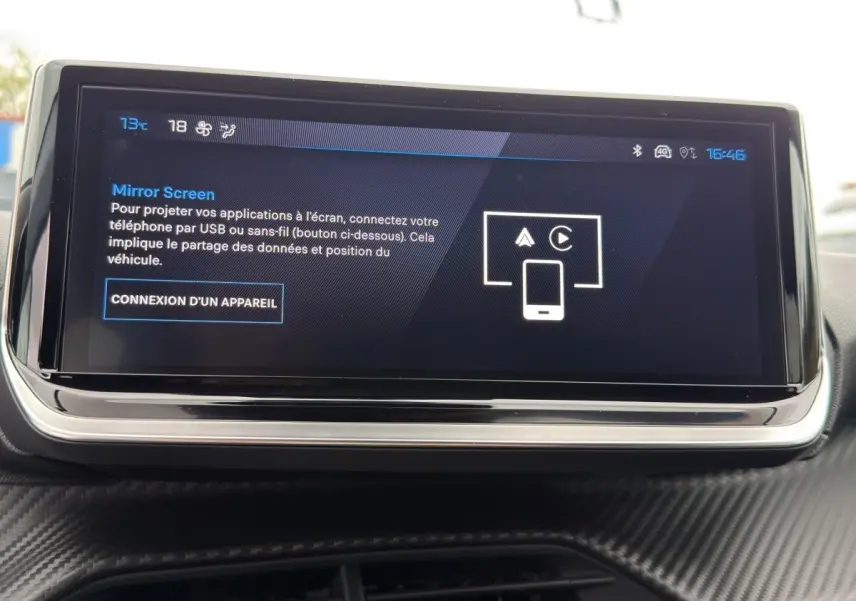 Écran tactile central du tableau de bord de la Peugeot 208 2025, affichant l'interface Mirror Screen.
